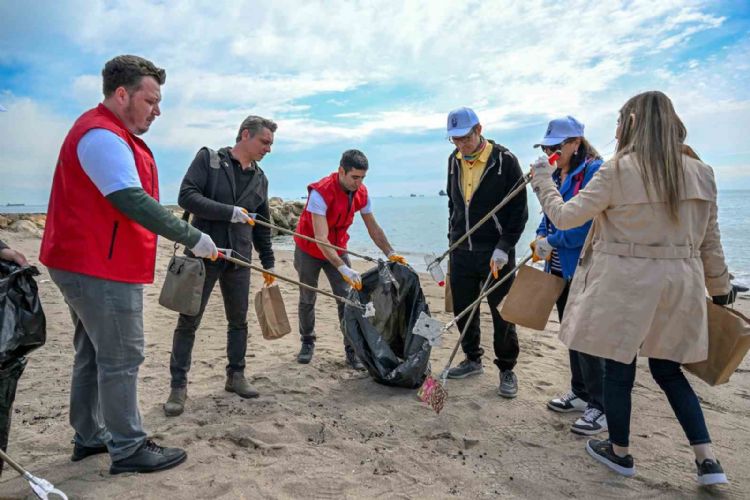 Mersin’de 182 kişi sahiller için birleşti, 580 kilo çöp toplandı