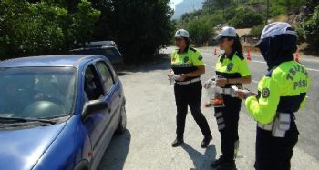 Trafik polisleri, ceza yerine şeker ve kolonya ikram etti