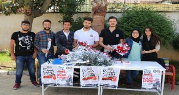 ‘Kadınlara bir gün değil her gün saygı’ sloganıyla karanfil dağıtıldı