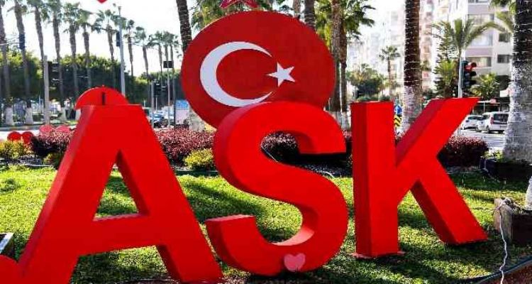 Mersin, 14 Şubat için süslendi