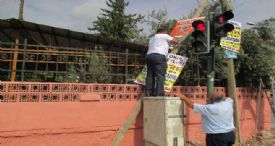ZABITA, GELİŞİ GÜZEL KONULAN PANO VE LEVHALARI KALDIRDI