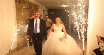 DÜĞÜNÜNDE GİYEMEDİĞİ GELİNLİĞİ 28 YIL SONRA GİYDİ