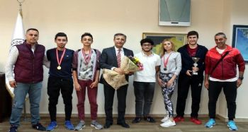 AKDENİZLİ TENİSÇİLER 2 MADALYA BİRDEN KAZANDI
