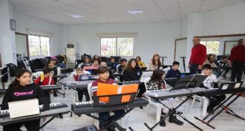 Mezitli Belediyesi'nin piyano kursuna yoğun ilgi