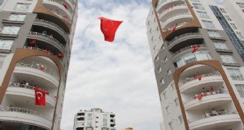 Radyonun sesini duydular, balkonlara çıkıp coşkuyu yaşadılar
