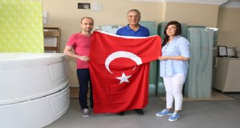 BAŞKAN TARHAN, ESNAFA BAYRAK DAĞITTI