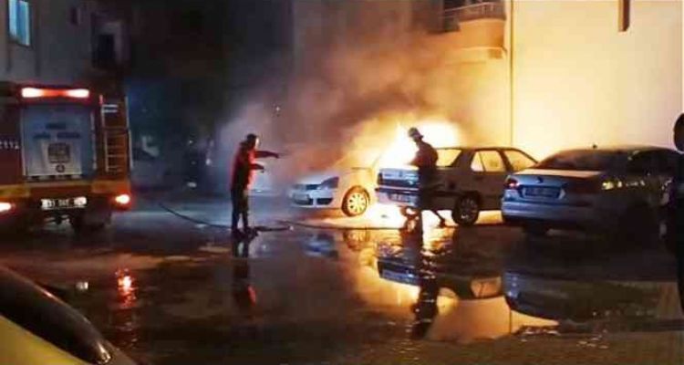 Otomobil alev alev yandı, yanındaki iki araçta da hasar oluştu