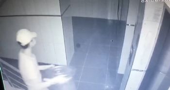 Çöp kovasıyla apartmandaki ayakkabıları çaldı