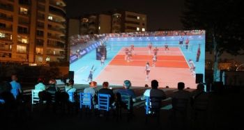Filenin sultanlarını yazlık sinemada izlediler
