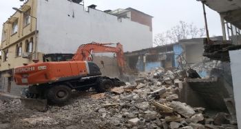 Akdeniz'de iki metruk bina kontrollü şekilde yıkıldı