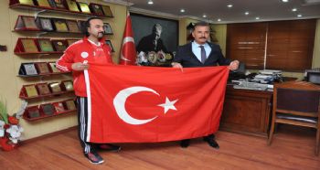 BAŞKAN TUNA’DAN, ESCRİMA SPORCUSU PERSONELİ SERKAN GÖK’E DESTEK