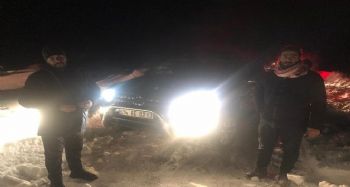 Karda mahsur kalan 4 Suriyeli'yi jandarma ve itfaiye ekipleri kurtardı