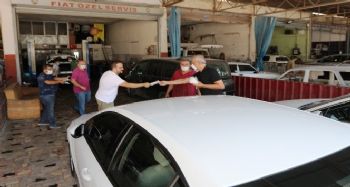 Başkan Tarhan esnafa maske dağıttı