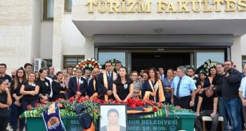 EVİNDE ÖLÜ BULUNAN AKADEMİSYEN İÇİN TÖREN DÜZENLENDİ