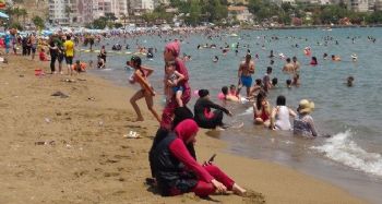 Mersin plajlarında adım atacak yer kalmadı
