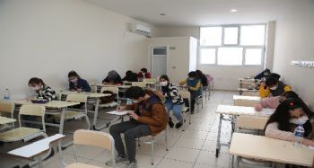 Erdemli Belediyesi Kurs Merkezi'ne kayıt sınavı gerçekleştirildi