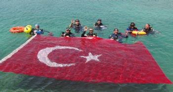 19 Mayıs'ta deniz altında 30 metrelik Türk bayrağı açtılar