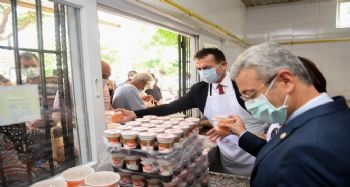 Yenişehir Belediyesi Aşevinde vatandaşlara aşure ikram edildi