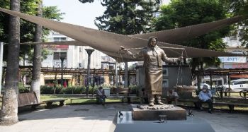 Yoğurt Pazarına, yoğurt satan kadın heykeli