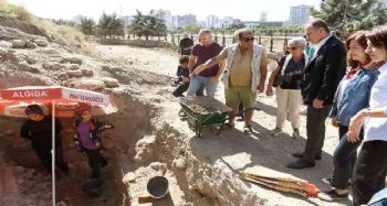 Başkan Seçer, 9 bin yıllık Yumuktepe Höyüğünü gezdi