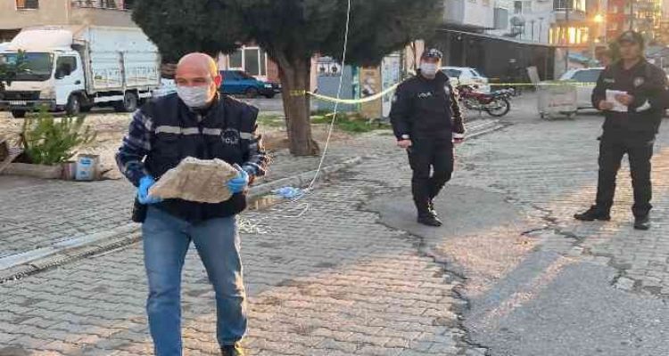 Rüzgarda kafasına 10 kiloluk taş düşen kadın hayatını kaybetti