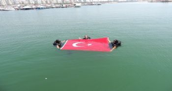 Mersin'de dalgıç polisler denizde Türk bayrağı açtı, kirliliği görüntüledi