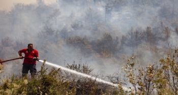 İtfaiye erleri yangını söndürmek için canla başla mücadele ediyor