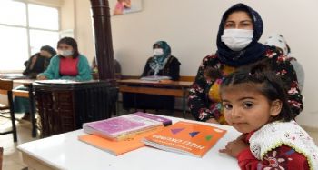 Kucaklarında bebekleriyle okuma-yazma öğreniyorlar