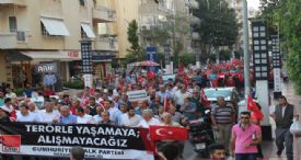 CHP MERSİN'DE ŞEHİTLERE SAYGI İÇİN YÜRÜDÜ