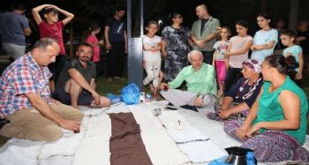 Başkan Gültak, parkta vatandaşlarla çay içti