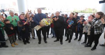 Başkan Tarhan’a çalışanlarından alkışlı ve çiçekli karşılama