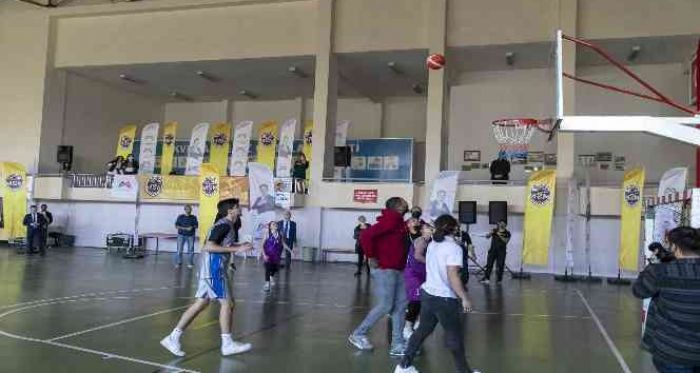 Büyükşehir Belediyesinin basketbolcuları, genç yeteneklerle buluştu