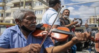 Büyükşehir Belediyesi Roman müzisyenlere destek verdi, Silifke sokakları şenlendi