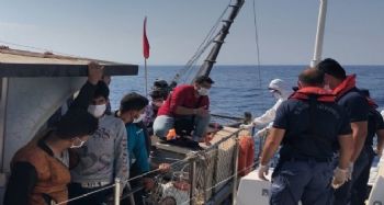 Mersin açıklarında 90 düzensiz göçmen yakalandı
