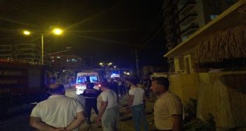 Mahalleli yanan evden 4 kişiyi kurtardı