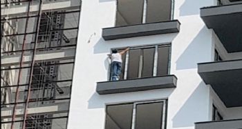 8. katta boya kovası üzerinde çalışan işçi yürekleri ağızlara getirdi