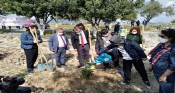 Kadınlar ‘Çocuk Hatıra Ormanı’na fidan dikti
