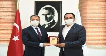 Toroslar Belediyesinin Vefa Sosyal Destek Grubu ekibine, kaymakamdan başarı belgesi
