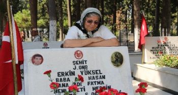Mersin Şehitliğinde hüzünlü bayramlaşma