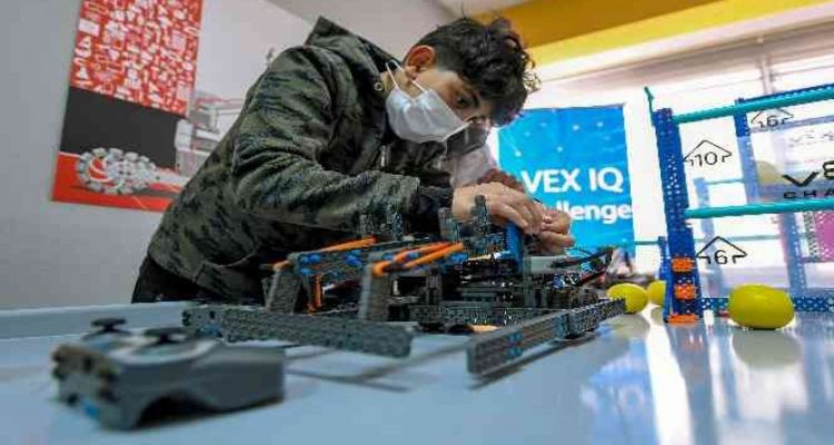 Mersin'de çocuklar robot tasarlıyor