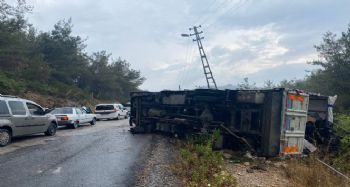 Mersin'de tarım işçilerini taşıyan kamyonet devrildi: 11 yaralı