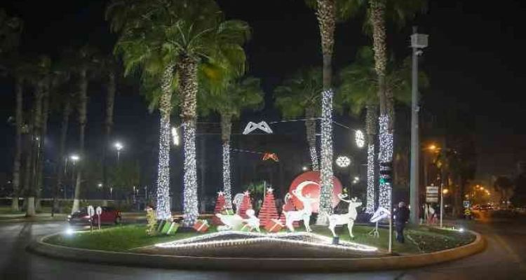 Mersin caddeleri ve sokakları yılbaşı için süslendi