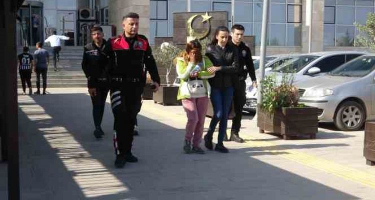 Balkona götürüp ‘seni buradan atarım’ diyen kocasını bıçakladı