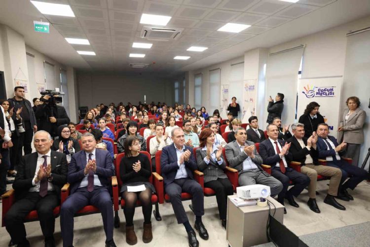 Mersin’de Çocuk Meclisi üyeleri sertifikalarını Başkan Seçer’den aldı