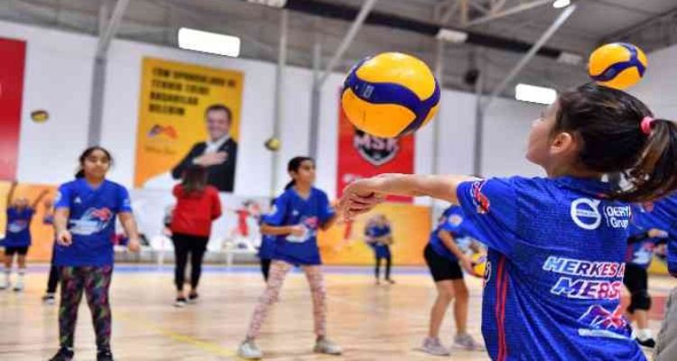 Mersin'de voleybol kursları sürüyor