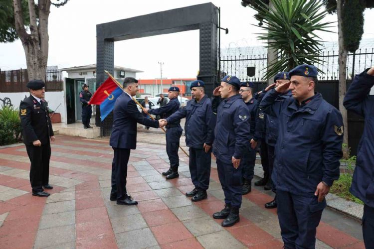 Şener, bayramda görev başındakileri ve şehit ailelerini unutmadı