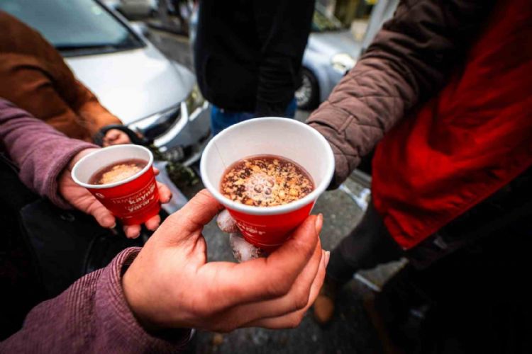 Mersin Büyükşehir Belediyesinden vatandaşlara ‘kaynar’ ikramı