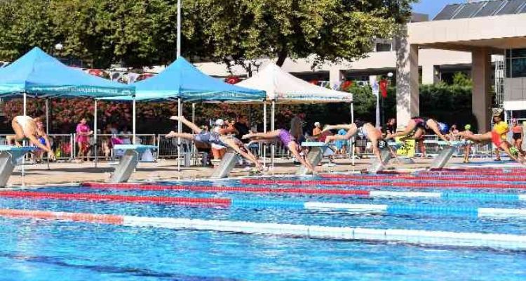 Büyük Zaferi yüzme şenliği ile kutladılar