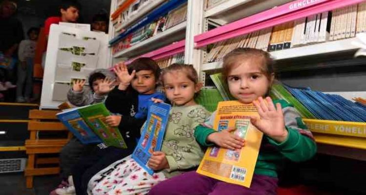 Mersin'de depremzede çocuklara kitap hediye edildi