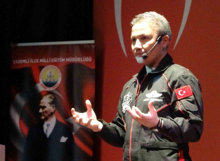 Türkiye’nin ilk astronotu Gezeravcı’dan ‘popüler yanlış figürlerin peşinden gitmeyin’ uyarısı